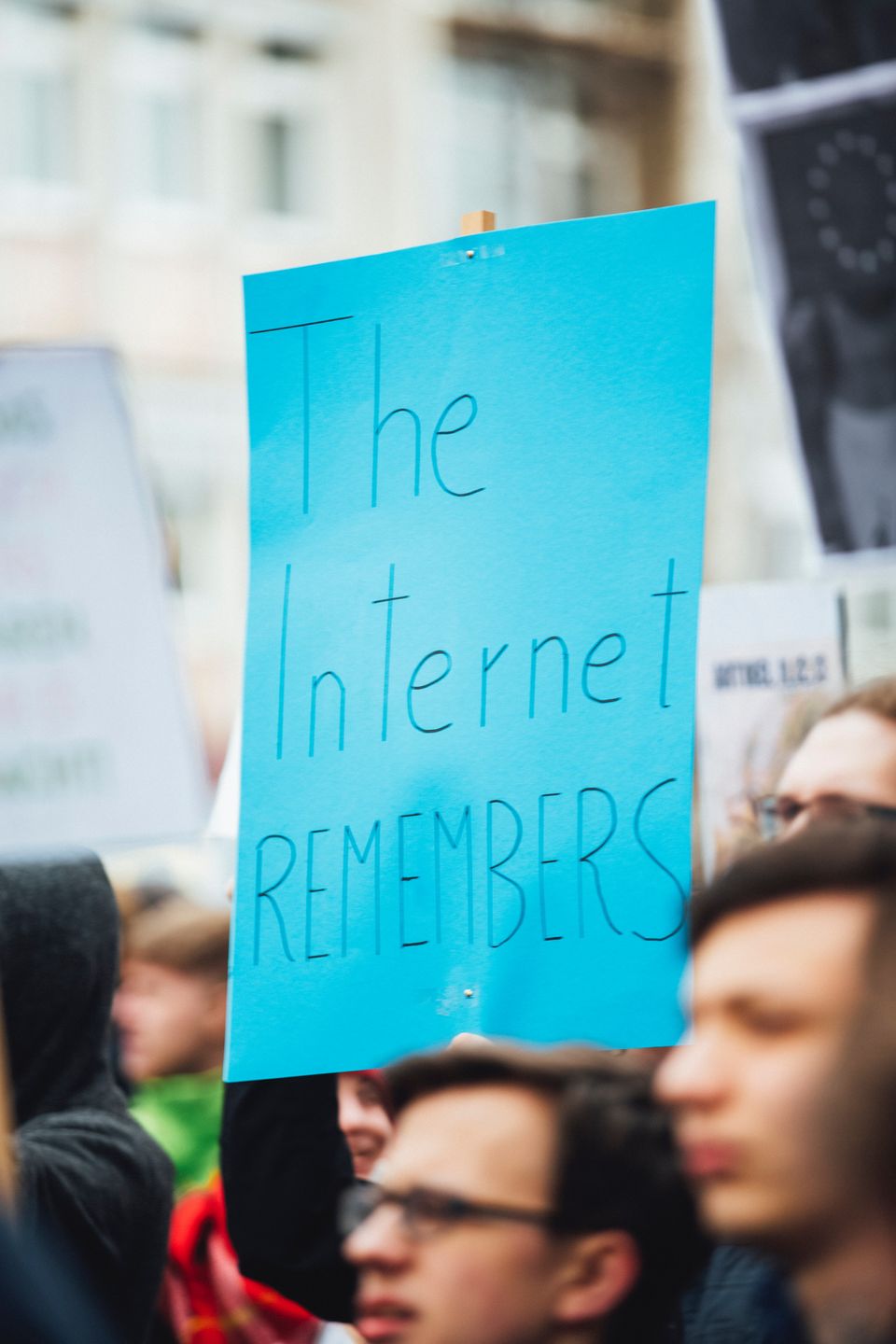 Manifestation avec un panneau the internet remembers